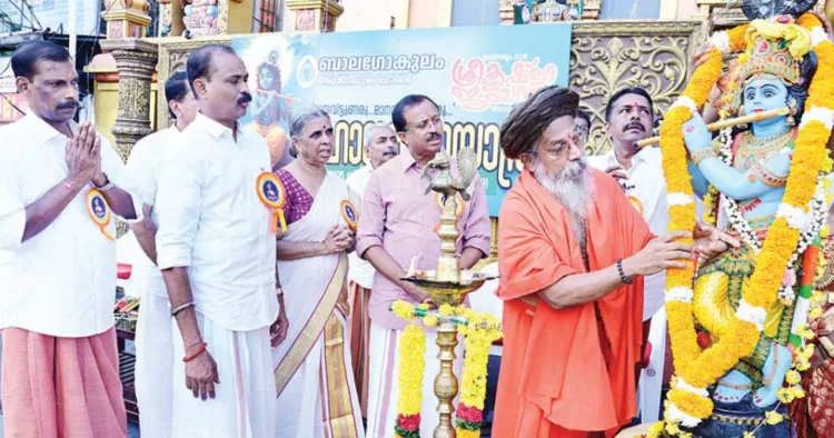 ശ്രീകൃഷ്ണജയന്തിയോടനുബന്ധിച്ച് ബാലഗോകുലത്തിന്റെ ആഭിമുഖ്യത്തില്‍ പാളയത്ത് നിന്നാരംഭിച്ച മഹാശോഭായാത്ര ശ്രീ ശക്തി ശാന്താനന്ദ മഹര്‍ഷി ശ്രീകൃഷ്ണ വിഗ്രഹത്തില്‍ മാലചാര്‍ത്തി ഉദ്ഘാടനം ചെയ്യുന്നു. കെ.എന്‍.സജികുമാര്‍, മേയര്‍ വി.വി. രാജേഷ്, റിഗാറ്റ ഗിരിജ ടീച്ചര്‍, ടി.എസ്. രാജന്‍, വി.മുരളീധരന്‍ എംഎല്‍എ, വഴയില ഉണ്ണി തുടങ്ങിയവര്‍ സമീപം