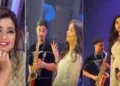 പീയൂഷ് രാജിന്റെ സാക്സഫോണ് പ്രകടനം കണ്ട് അത്ഭുതം പ്രകടിപ്പിക്കുന്ന ഗായിക ശ്രേയ ഘോഷാല് (നടുവിലും വലത്തും)
