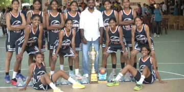 സില്‍വര്‍ ഹില്‍സ് ട്രോഫി വനിതാ വിഭാഗത്തില്‍ ജേതാക്കളായ കോഴിക്കോട് ടീം ട്രോഫിയുമായി