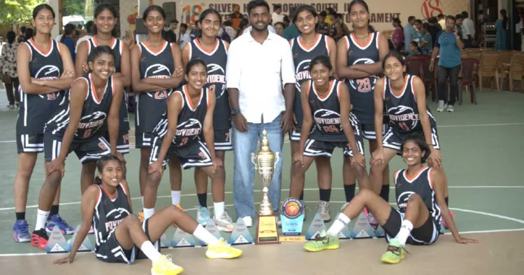 സില്‍വര്‍ ഹില്‍സ് ട്രോഫി വനിതാ വിഭാഗത്തില്‍ ജേതാക്കളായ കോഴിക്കോട് ടീം ട്രോഫിയുമായി