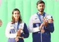 അനന്ത് ജീത് സിങും നരൂക പരിനാസ് ധലിവാളും മെഡലുമായി