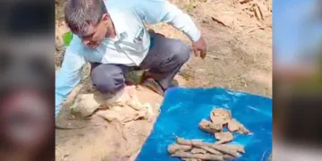 ശ്രീഭൂമി ജില്ലയില് സംസ്കരിച്ച അജ്ഞാത മൃതദേഹങ്ങളുടെ അവശിഷ്ടങ്ങള് പുറത്തെടുത്തപ്പോള്
