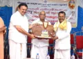 വിദ്യാധിരാജ പുരസ്‌കാരം അഡ്വ. പി.എസ്. ശ്രീധരന്‍പിള്ളയ്ക്ക് മന്ത്രി കെ. മുരളീധരന്‍ സമ്മാനിക്കുന്നു
