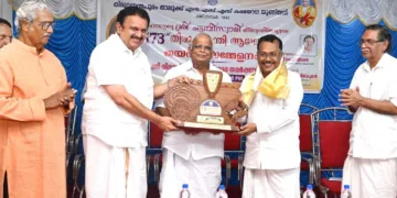 വിദ്യാധിരാജ പുരസ്‌കാരം അഡ്വ. പി.എസ്. ശ്രീധരന്‍പിള്ളയ്ക്ക് മന്ത്രി കെ. മുരളീധരന്‍ സമ്മാനിക്കുന്നു