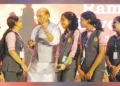 ഉദ്ഘാടന യോഗത്തില്‍ വന്ദേമാതരവും ദേശീയഗാനവും ആലപിച്ച എളമക്കര സരസ്വതി വിദ്യാനികേതന്‍ പബ്ലിക് സ്‌കൂളിലെ വിദ്യാര്‍ത്ഥിനികള്‍ കേന്ദ്രമന്ത്രി രാജ്‌നാഥ് സിങ്ങിനൊപ്പം