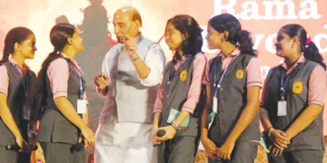 ഉദ്ഘാടന യോഗത്തില്‍ വന്ദേമാതരവും ദേശീയഗാനവും ആലപിച്ച എളമക്കര സരസ്വതി വിദ്യാനികേതന്‍ പബ്ലിക് സ്‌കൂളിലെ വിദ്യാര്‍ത്ഥിനികള്‍ കേന്ദ്രമന്ത്രി രാജ്‌നാഥ് സിങ്ങിനൊപ്പം