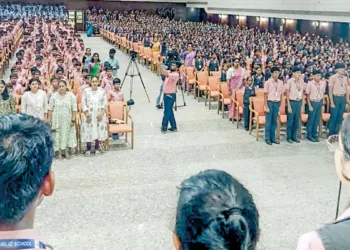 വന്ദേമാതരത്തിന്റെ 150-ാം വര്ഷാഘോഷത്തോടനുബന്ധിച്ച് സംഘടിപ്പിച്ച നമാമി ഭാരതമെന്ന ദേശീയ ഗീതാലാപന പരിപാടിയോടനുബന്ധിച്ച് എറണാകുളം എളമക്കര സരസ്വതി വിദ്യാനികേതനില് രണ്ടായിരത്തോളം കുട്ടികള് പങ്കെടുത്ത വന്ദേമാതര ആലാപനം