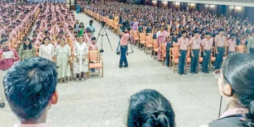 വന്ദേമാതരത്തിന്റെ 150-ാം വര്‍ഷാഘോഷത്തോടനുബന്ധിച്ച് സംഘടിപ്പിച്ച നമാമി ഭാരതമെന്ന ദേശീയ ഗീതാലാപന പരിപാടിയോടനുബന്ധിച്ച് എറണാകുളം എളമക്കര സരസ്വതി വിദ്യാനികേതനില്‍ രണ്ടായിരത്തോളം കുട്ടികള്‍ പങ്കെടുത്ത വന്ദേമാതര ആലാപനം