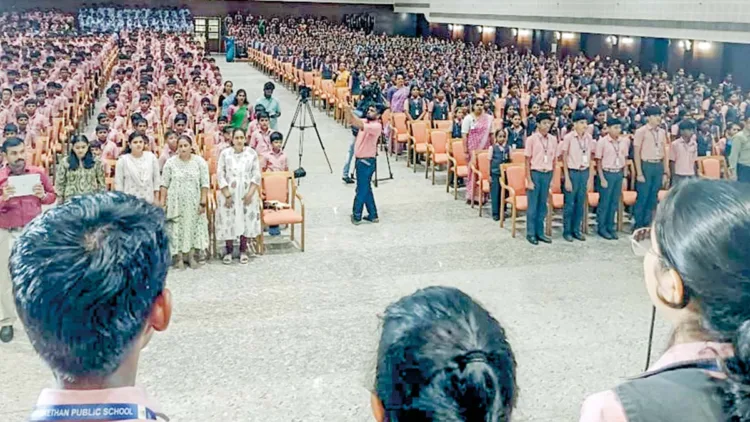 വന്ദേമാതരത്തിന്റെ 150-ാം വര്‍ഷാഘോഷത്തോടനുബന്ധിച്ച് സംഘടിപ്പിച്ച നമാമി ഭാരതമെന്ന ദേശീയ ഗീതാലാപന പരിപാടിയോടനുബന്ധിച്ച് എറണാകുളം എളമക്കര സരസ്വതി വിദ്യാനികേതനില്‍ രണ്ടായിരത്തോളം കുട്ടികള്‍ പങ്കെടുത്ത വന്ദേമാതര ആലാപനം