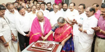 പിറന്നാള്‍ ദിനത്തില്‍ വെള്ളാപ്പള്ളി നടേശനും ഭാര്യ പ്രീതി നടേശനും ചേര്‍ന്ന് കേക്ക് മുറിക്കുന്നു