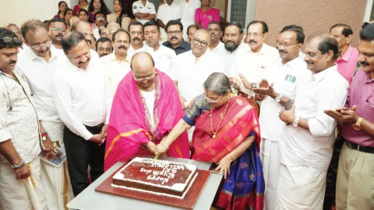 പിറന്നാള് ദിനത്തില് വെള്ളാപ്പള്ളി നടേശനും ഭാര്യ പ്രീതി നടേശനും ചേര്ന്ന് കേക്ക് മുറിക്കുന്നു
