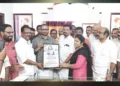 ഏഷ്യന്‍ ഗെയിംസില്‍ ഷൂട്ടിങ്ങില്‍ വെള്ളി മെഡല്‍ നേടിയ വിദര്‍ശ വിനോദിന്റെ വീട്ടിലെത്തിയ ബിജെപി ദേശീയ
സെക്രട്ടറി കെ. സുരേന്ദ്രന്‍ അച്ഛന്‍ കെ. വിനോദിനും അമ്മ അനിതയ്ക്കും ഉപഹാരം കൈമാറുന്നു