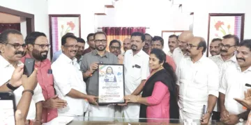 ഏഷ്യന്‍ ഗെയിംസില്‍ ഷൂട്ടിങ്ങില്‍ വെള്ളി മെഡല്‍ നേടിയ വിദര്‍ശ വിനോദിന്റെ വീട്ടിലെത്തിയ ബിജെപി ദേശീയ
സെക്രട്ടറി കെ. സുരേന്ദ്രന്‍ അച്ഛന്‍ കെ. വിനോദിനും അമ്മ അനിതയ്ക്കും ഉപഹാരം കൈമാറുന്നു