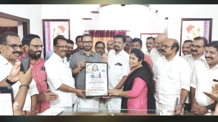 ഏഷ്യന് ഗെയിംസില് ഷൂട്ടിങ്ങില് വെള്ളി മെഡല് നേടിയ വിദര്ശ വിനോദിന്റെ വീട്ടിലെത്തിയ ബിജെപി ദേശീയ
സെക്രട്ടറി കെ. സുരേന്ദ്രന് അച്ഛന് കെ. വിനോദിനും അമ്മ അനിതയ്ക്കും ഉപഹാരം കൈമാറുന്നു