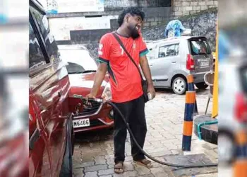മുദാക്കല്‍ ഗ്രാമപഞ്ചായത്ത് ഓഫീസിനു സമീപം വാളക്കാട് പെട്രോള്‍ പമ്പില്‍ സുരക്ഷാ മാനദണ്ഡങ്ങള്‍ കാറ്റില്‍പ്പറത്തി ഫോണ്‍ ചെയ്തുകൊണ്ട്
വാഹനത്തില്‍ പെട്രോള്‍ നിറയ്ക്കുന്ന ജീവനക്കാരന്‍