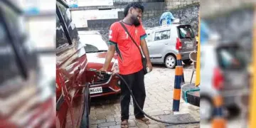 മുദാക്കല്‍ ഗ്രാമപഞ്ചായത്ത് ഓഫീസിനു സമീപം വാളക്കാട് പെട്രോള്‍ പമ്പില്‍ സുരക്ഷാ മാനദണ്ഡങ്ങള്‍ കാറ്റില്‍പ്പറത്തി ഫോണ്‍ ചെയ്തുകൊണ്ട്
വാഹനത്തില്‍ പെട്രോള്‍ നിറയ്ക്കുന്ന ജീവനക്കാരന്‍