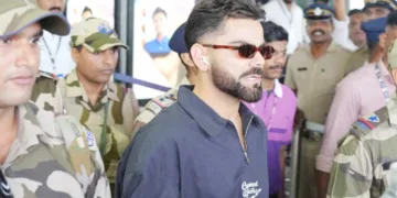 ഇന്ത്യ - വെസ്റ്റിന്‍ഡീസ് ഏകദിന മത്സരത്തിനായി വിരാട് കോലി .തിരുവനന്തപുരത്ത് എത്തിയപ്പോള്‍. വിമാനത്താവളത്തില്‍ നിന്നുള്ള ദൃശ്യം.
