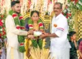 ജന്മഭൂമി വാര്‍ഷിക വരിസംഖ്യാ പദ്ധതിയുടെ വാകത്താനം മണ്ഡലതല ഉദ്ഘാടനം വിവാഹമണ്ഡപത്തില്‍ നടന്നപ്പോള്‍. വധുവരന്മാരായ നന്ദഗോപാലിനും ശ്രീലക്ഷ്മിക്കും ജന്മഭൂമി ന്യൂസ് കോ-ഒാര്‍ഡിനേറ്റര്‍ സുനില്‍ പാറക്കാട്ട് വരിസംഖ്യാ രസീത് കൈമാറുന്നു