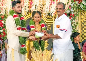 ജന്മഭൂമി വാര്‍ഷിക വരിസംഖ്യാ പദ്ധതിയുടെ വാകത്താനം മണ്ഡലതല ഉദ്ഘാടനം വിവാഹമണ്ഡപത്തില്‍ നടന്നപ്പോള്‍. വധുവരന്മാരായ നന്ദഗോപാലിനും ശ്രീലക്ഷ്മിക്കും ജന്മഭൂമി ന്യൂസ് കോ-ഒാര്‍ഡിനേറ്റര്‍ സുനില്‍ പാറക്കാട്ട് വരിസംഖ്യാ രസീത് കൈമാറുന്നു