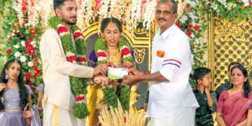 ജന്മഭൂമി വാര്‍ഷിക വരിസംഖ്യാ പദ്ധതിയുടെ വാകത്താനം മണ്ഡലതല ഉദ്ഘാടനം വിവാഹമണ്ഡപത്തില്‍ നടന്നപ്പോള്‍. വധുവരന്മാരായ നന്ദഗോപാലിനും ശ്രീലക്ഷ്മിക്കും ജന്മഭൂമി ന്യൂസ് കോ-ഒാര്‍ഡിനേറ്റര്‍ സുനില്‍ പാറക്കാട്ട് വരിസംഖ്യാ രസീത് കൈമാറുന്നു