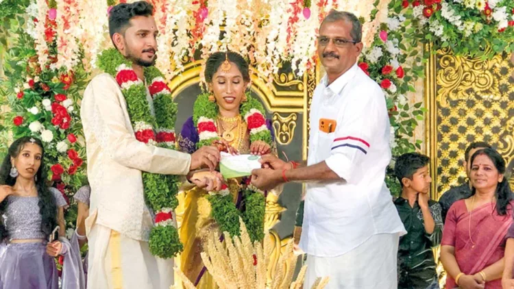 ജന്മഭൂമി വാര്ഷിക വരിസംഖ്യാ പദ്ധതിയുടെ വാകത്താനം മണ്ഡലതല ഉദ്ഘാടനം വിവാഹമണ്ഡപത്തില് നടന്നപ്പോള്. വധുവരന്മാരായ നന്ദഗോപാലിനും ശ്രീലക്ഷ്മിക്കും ജന്മഭൂമി ന്യൂസ് കോ-ഒാര്ഡിനേറ്റര് സുനില് പാറക്കാട്ട് വരിസംഖ്യാ രസീത് കൈമാറുന്നു