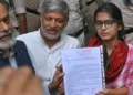 മുഖ്യ തെരഞ്ഞെടുപ്പ് കമ്മീഷണര്‍ ഗ്യാനേഷ് കുമാറിനെ അറസ്റ്റ് ചെയ്യണമെന്ന് ആവശ്യപ്പെട്ട് ജന്തര്‍മന്തറില്‍ സമരം ചെയ്യാന്‍ പോകുന്ന യോഗേന്ദ്രയാദവിനെയും നേഹബോറെയെയെും ദല്‍ഹി പൊലീസ് അറസ്റ്റ് ചെയ്തപ്പോള്‍ സമരത്തിന് അനുമതി ലഭിച്ചുവെന്ന് പറഞ്ഞ് വ്യാജ അനുമതി സര്‍ട്ടിഫിക്കറ്റ് പൊലീസിന് കാണിക്കുന്നു. ഇതില്‍ ഇടത്തേയറ്റത്തുള്ള വ്യക്തിയാണ് യോഗേന്ദ്ര യാദവ്