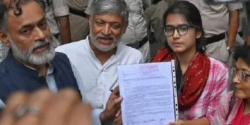മുഖ്യ തെരഞ്ഞെടുപ്പ് കമ്മീഷണര് ഗ്യാനേഷ് കുമാറിനെ അറസ്റ്റ് ചെയ്യണമെന്ന് ആവശ്യപ്പെട്ട് ജന്തര്മന്തറില് സമരം ചെയ്യാന് പോകുന്ന യോഗേന്ദ്രയാദവിനെയും നേഹബോറെയെയെും ദല്ഹി പൊലീസ് അറസ്റ്റ് ചെയ്തപ്പോള് സമരത്തിന് അനുമതി ലഭിച്ചുവെന്ന് പറഞ്ഞ് വ്യാജ അനുമതി സര്ട്ടിഫിക്കറ്റ് പൊലീസിന് കാണിക്കുന്നു. ഇതില് ഇടത്തേയറ്റത്തുള്ള വ്യക്തിയാണ് യോഗേന്ദ്ര യാദവ്