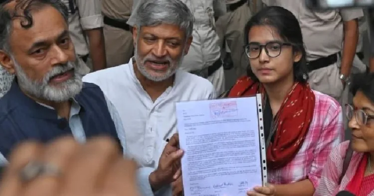 മുഖ്യ തെരഞ്ഞെടുപ്പ് കമ്മീഷണര്‍ ഗ്യാനേഷ് കുമാറിനെ അറസ്റ്റ് ചെയ്യണമെന്ന് ആവശ്യപ്പെട്ട് ജന്തര്‍മന്തറില്‍ സമരം ചെയ്യാന്‍ പോകുന്ന യോഗേന്ദ്രയാദവിനെയും നേഹബോറെയെയെും ദല്‍ഹി പൊലീസ് അറസ്റ്റ് ചെയ്തപ്പോള്‍ സമരത്തിന് അനുമതി ലഭിച്ചുവെന്ന് പറഞ്ഞ് വ്യാജ അനുമതി സര്‍ട്ടിഫിക്കറ്റ് പൊലീസിന് കാണിക്കുന്നു. ഇതില്‍ ഇടത്തേയറ്റത്തുള്ള വ്യക്തിയാണ് യോഗേന്ദ്ര യാദവ്
