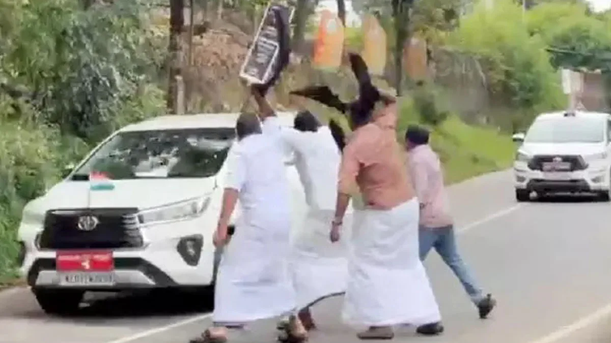 മുഖ്യമന്ത്രിയെ കരിങ്കൊടി കാണിച്ച ജില്ലാ പ്രസിഡന്റ് അടക്കം നാല് യൂത്ത് ഫ്രണ്ടുകാരെ വീട്ടില് ചെന്ന് പിടികൂടി
