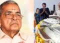 ബാലഗോകുലം സംസ്ഥാന അധ്യക്ഷന്‍ കെ.എന്‍. സജികുമാര്‍ എംഎ സാറിന്റെ ഭൗതിക ദേഹത്തിന് മുന്നില്‍ പ്രണമിക്കുന്നു. ചലചിത്ര നിര്‍മാതാവ് ജി. സുരേഷ് കുമാര്‍ പുഷ്പചക്രം അര്‍പ്പിക്കുന്നു
