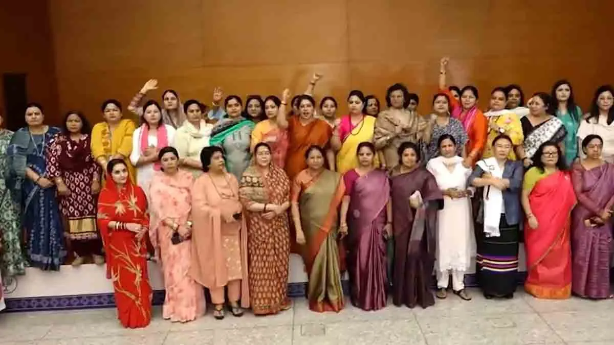 ജെഎൻയുവിലെ ലൈംഗിക പീഡനം: കോൺഗ്രസ് എംപിയെ സസ്പെൻഡ് ചെയ്യണം, രാഷ്ട്രപതിയെ കണ്ട് ബിജെപി വനിതാ എംപിമാർ