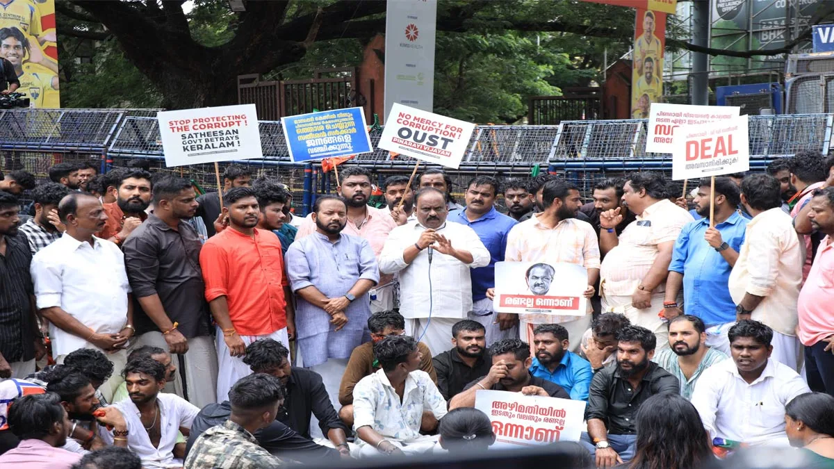 കിഫ്ബി അഴിമതിയില് പ്രതിപക്ഷ നേതാവ് പിണറായി വിജയന് രാജിവെക്കണം; ഗ്രനേഡ് പ്രയോഗിച്ചും ലാത്തി വീശിയും സമരത്തെ അടിച്ചമര്ത്താനാവില്ല: ബിജെപി