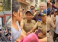 ഒക്ടോബര്‍ 10ലെ ജന്തര്‍മന്തര്‍ മാര്‍ച്ചില്‍ പൊലീസ് വാഹനം തടയാന്‍ ശ്രമിച്ച സ്ത്രീയെ ദല്‍ഹി പൊലീസ് കസ്റ്റഡിയില്‍ എടുക്കുന്നു