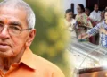 എളമക്കര മാധവനിവാസില്‍ എം.എ. സാറിന്റെ ഭൗതികദേഹത്തില്‍ ബാലഗോകുലം മുന്‍ എറണാകുളം ജില്ലാ ഭഗിനിപ്രമുഖ ആശാ താന്നിക്കല്‍ മയില്‍പ്പീലി സമര്‍പ്പിക്കുന്നു