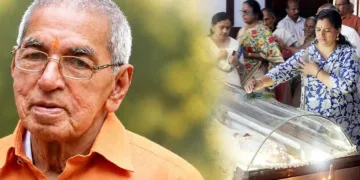എളമക്കര മാധവനിവാസില് എം.എ. സാറിന്റെ ഭൗതികദേഹത്തില് ബാലഗോകുലം മുന് എറണാകുളം ജില്ലാ ഭഗിനിപ്രമുഖ ആശാ താന്നിക്കല് മയില്പ്പീലി സമര്പ്പിക്കുന്നു