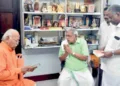 ആര്‍എസ്എസ് സര്‍സംഘചാലക് ഡോ. മോഹന്‍ ഭാഗവത് മാധവനിവാസില്‍ എം.എ. സാറിനെ സന്ദര്‍ശിച്ചപ്പോള്‍. എം.എ. സാറിന്റെ സഹായി രാജേന്ദ്രന്‍ സമീപം