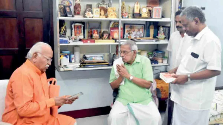 ആര്‍എസ്എസ് സര്‍സംഘചാലക് ഡോ. മോഹന്‍ ഭാഗവത് മാധവനിവാസില്‍ എം.എ. സാറിനെ സന്ദര്‍ശിച്ചപ്പോള്‍. എം.എ. സാറിന്റെ സഹായി രാജേന്ദ്രന്‍ സമീപം