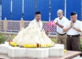 വിജയദശമി മഹോത്സവ ദിനത്തില് മുഖ്യാതിഥി ദൈനിക് ജാഗരണ് ചീഫ് എഡിറ്റര് സഞ്ജയ് ഗുപ്തയ്ക്കൊപ്പം സര്സംഘചാലക് ഡോ. മോഹന് ഭാഗവത ് നാഗ്പുരിലെ ആര്എസ്എസ് ആസ്ഥാനത്ത് കേശവ് ബലിറാം ഹെഡ്ഗെവാറിന്റെ സ്മൃതി മന്ദിരത്തില് പ്രണാമം അര്പ്പിക്കുന്നു