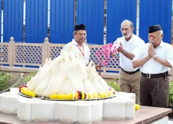 വിജയദശമി മഹോത്സവ ദിനത്തില്‍ മുഖ്യാതിഥി ദൈനിക് ജാഗരണ്‍ ചീഫ് എഡിറ്റര്‍ സഞ്ജയ് ഗുപ്തയ്‌ക്കൊപ്പം സര്‍സംഘചാലക് ഡോ. മോഹന്‍ ഭാഗവത ് നാഗ്പുരിലെ ആര്‍എസ്എസ് ആസ്ഥാനത്ത് കേശവ് ബലിറാം ഹെഡ്‌ഗെവാറിന്റെ സ്മൃതി മന്ദിരത്തില്‍ പ്രണാമം അര്‍പ്പിക്കുന്നു