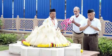 വിജയദശമി മഹോത്സവ ദിനത്തില്‍ മുഖ്യാതിഥി ദൈനിക് ജാഗരണ്‍ ചീഫ് എഡിറ്റര്‍ സഞ്ജയ് ഗുപ്തയ്‌ക്കൊപ്പം സര്‍സംഘചാലക് ഡോ. മോഹന്‍ ഭാഗവത ് നാഗ്പുരിലെ ആര്‍എസ്എസ് ആസ്ഥാനത്ത് കേശവ് ബലിറാം ഹെഡ്‌ഗെവാറിന്റെ സ്മൃതി മന്ദിരത്തില്‍ പ്രണാമം അര്‍പ്പിക്കുന്നു