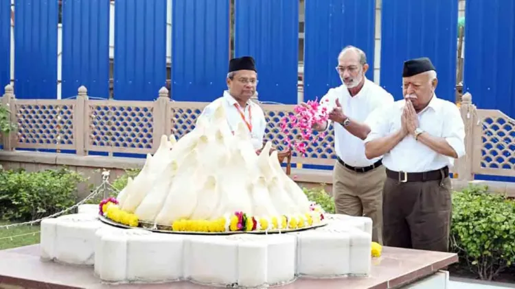 വിജയദശമി മഹോത്സവ ദിനത്തില് മുഖ്യാതിഥി ദൈനിക് ജാഗരണ് ചീഫ് എഡിറ്റര് സഞ്ജയ് ഗുപ്തയ്ക്കൊപ്പം സര്സംഘചാലക് ഡോ. മോഹന് ഭാഗവത ് നാഗ്പുരിലെ ആര്എസ്എസ് ആസ്ഥാനത്ത് കേശവ് ബലിറാം ഹെഡ്ഗെവാറിന്റെ സ്മൃതി മന്ദിരത്തില് പ്രണാമം അര്പ്പിക്കുന്നു