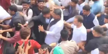 ഇന്‍ഡി മുന്നണി സുപ്രീം കോടതിയിലേക്ക് നടത്തിയ മാര്‍ച്ചിനിടെ കര്‍ണാടക മുഖ്യമന്ത്രി ഡി. കെ. ശിവകുമാറിന്റെ കോളറില്‍ പിടിച്ചുവലിക്കുന്ന രാഹുല്‍ ഗാന്ധി