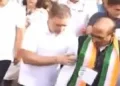 ഗോവയില്‍ കോണ്‍ഗ്രസ് മാര്‍ച്ചിനടയില്‍ ക്യാമറയുടെ ശ്രദ്ധകിട്ടാന്‍ തനിക്ക് മുന്നിലേക്ക് വരുന്ന പ്രായമേറിയ ഒരു സീനിയര്‍ കോണ്‍ഗ്രസ് കാരണവരെ തള്ളിമാറ്റുന്ന രാഹുല്‍ ഗാന്ധി