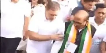 ഗോവയില്‍ കോണ്‍ഗ്രസ് മാര്‍ച്ചിനടയില്‍ ക്യാമറയുടെ ശ്രദ്ധകിട്ടാന്‍ തനിക്ക് മുന്നിലേക്ക് വരുന്ന പ്രായമേറിയ ഒരു സീനിയര്‍ കോണ്‍ഗ്രസ് കാരണവരെ തള്ളിമാറ്റുന്ന രാഹുല്‍ ഗാന്ധി