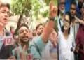 റിപ്പബ്ലിക് ടിവിയുടെ റിപ്പോര്‍ട്ടമാര്‍ ബംഗ്ലാദേശ് കലാപകാരിയെ പ്രശംസിച്ച നേഹ ബോറയ്ക്കെതിരെ പ്രതിഷേധിക്കുന്നു (ഇടത്ത്) റിപ്പോര്‍ട്ടര്‍മാരെ എതിര്‍ക്കുന്ന നേഹ ബോറയും അഭിജിത് ദീപ്കെയും (വലത്ത്)