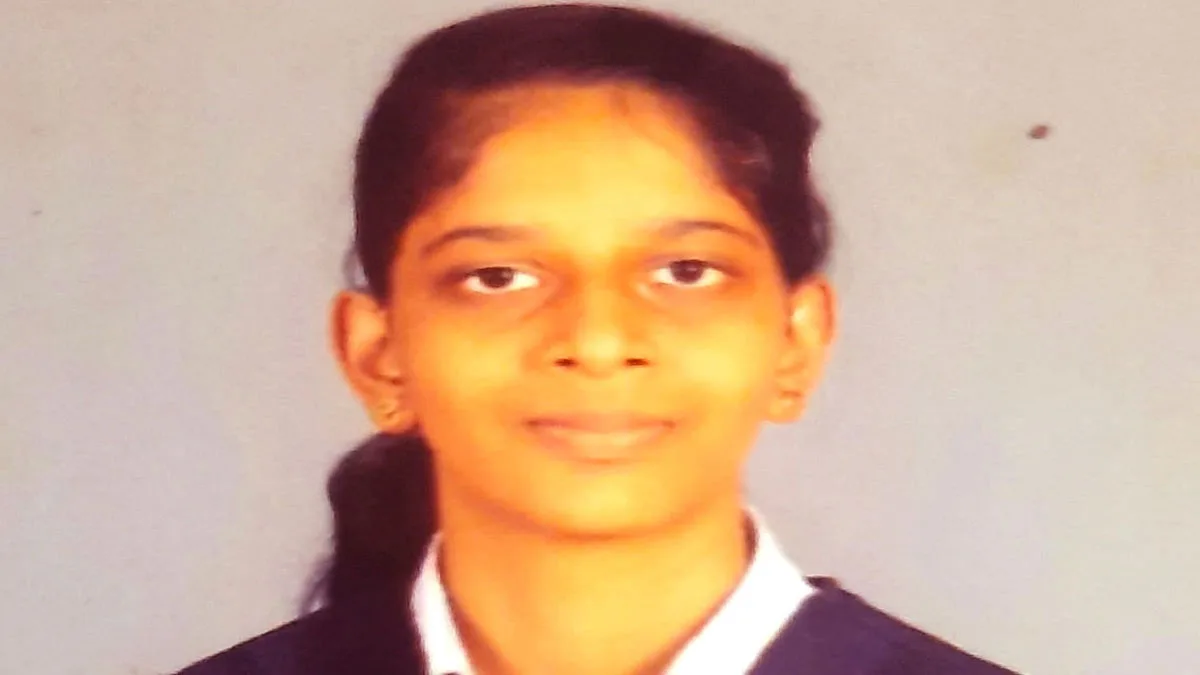കോട്ടയത്ത് ബസ് ഫുട്പാത്തിലേക്ക് ഇടിച്ചുകയറി പരിക്കേറ്റ 5 പേരില് വിദ്യാര്ത്ഥിനി മരിച്ചു, ഡ്രൈവര് പിടിയില്