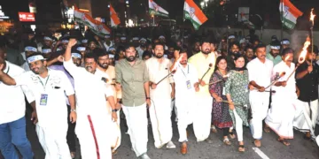 അക്രമത്തിനു തീ പകരാന്‍: പന്തം കൊളുത്തി പ്രകടനത്തിന് മന്ത്രി ഒ.ജെ. ജനീഷും ഷാഫി പറമ്പില്‍ എംപിയും നേതൃത്വം നല്കുന്നു