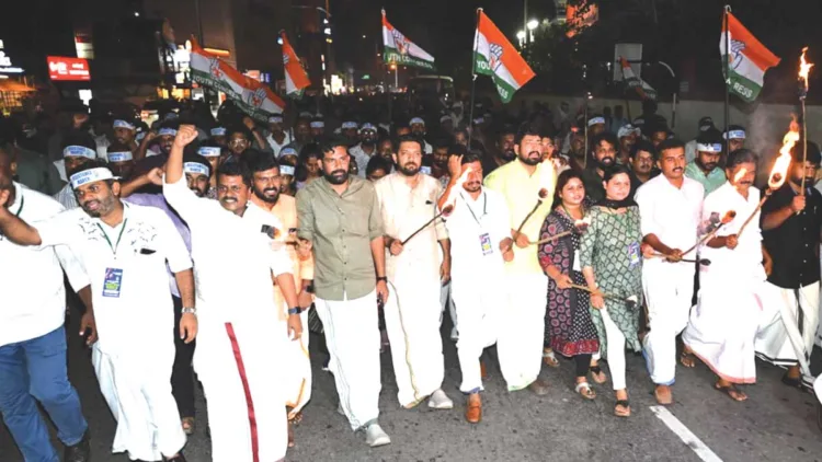 അക്രമത്തിനു തീ പകരാന്‍: പന്തം കൊളുത്തി പ്രകടനത്തിന് മന്ത്രി ഒ.ജെ. ജനീഷും ഷാഫി പറമ്പില്‍ എംപിയും നേതൃത്വം നല്കുന്നു